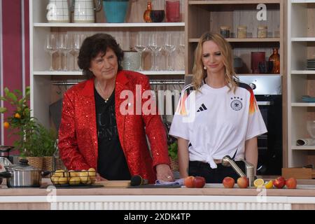 Staffel der ARD Live Fernsehshow Immer wieder sonntags aus der IWS Arena im Europapark. Der modérateur blick auf 20 Jahre zurueck. OLAF Malolepski mit Tochter Pia Malo in der Showkueche - Immer wieder sonntags 2. Staffel der ARD Live Fernsehshow Immer wieder sonntags aus der IWS Arena im Europapark. Der modérateur blick auf 20 Jahre zurueck. , Rust, Europapark, 23.06.2024 *** 2 saison de l'émission de télévision en direct d'ARD Immer Wieder sonntags de l'IWS Arena à Europapark le présentateur revient sur 20 ans Olaf Malolepski avec sa fille Pia Malo dans la cuisine d'émission Immer Wieder sonntags 2 saison de th Banque D'Images