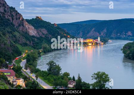 Dürnstein : rivière Donau (Danube), château de Dürnstein, vieille ville de Dürnstein, église abbatiale de Dürnstein, train de Wachaubahn (Wachauer Bahn) à Wachau, Niederös Banque D'Images