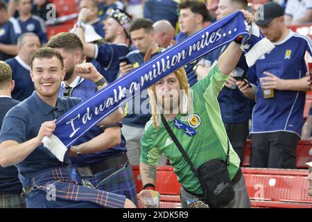 Stuttgart, Allemagne. 24 juin 2024. Les fans écossais apprécient l'ambiance avant le match entre l'Écosse et la Hongrie à Stuttgart lors de L'EURO 2024 crédit : Paul Blake/Alamy News Banque D'Images