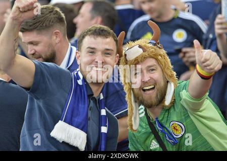 Stuttgart, Allemagne. 24 juin 2024. Les fans écossais apprécient l'ambiance avant le match entre l'Écosse et la Hongrie à Stuttgart lors de L'EURO 2024 crédit : Paul Blake/Alamy News Banque D'Images