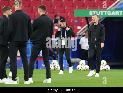 L'écossais Callum McGregor (à droite) devance le match du groupe A De l'UEFA Euro 2024 à la Stuttgart Arena de Stuttgart, en Allemagne. Date de la photo : dimanche 23 juin 2024. Banque D'Images
