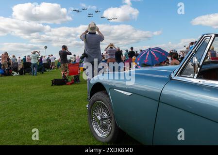 Aérodrome de Sywell, Northamptonshire, Royaume-Uni. 23 juin 2024. Le Sywell Airshow est un nouvel événement sur le calendrier du salon aéronautique avec un thème spécifique des avions de la seconde Guerre mondiale, y compris plusieurs Supermarine Spitfire, comme ici avec la foule et la voiture classique Banque D'Images