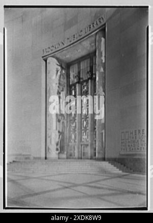 Brooklyn public Library (Ingersoll Memorial), Park Circle, Brooklyn. Détail d'entrée I. Collection Gottscho-Schleisner Banque D'Images