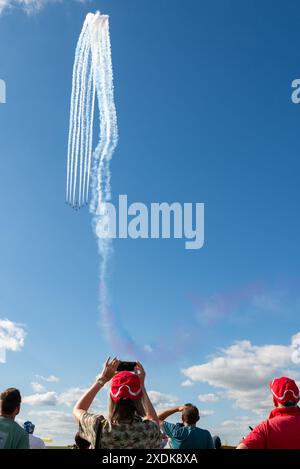 Aérodrome de Sywell, Northamptonshire, Royaume-Uni. 23 juin 2024. Le Sywell Airshow est un nouvel événement sur le calendrier du salon aéronautique. Le spectacle a été conclu par les flèches rouges, ici descendant d'une boucle haute avec des passionnés regardant et photographiant Banque D'Images