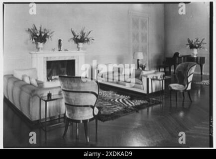 MRS William E. Clow, Jr., résidence à Lake Forest, Illinois. Salon, groupe cheminée. Collection Gottscho-Schleisner Banque D'Images