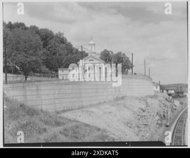 Église presbytérienne du mont Kisco. Vue depuis le pont. Collection Gottscho-Schleisner Banque D'Images