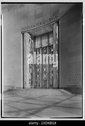 Brooklyn public Library (Ingersoll Memorial), Park Circle, Brooklyn. Détail d'entrée Collection II. Gottscho-Schleisner Banque D'Images