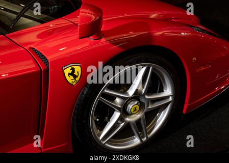 Les voitures Ferrari sont réputées pour leur design élégant, leurs moteurs puissants et leurs performances sans compromis sur piste et sur route. Banque D'Images