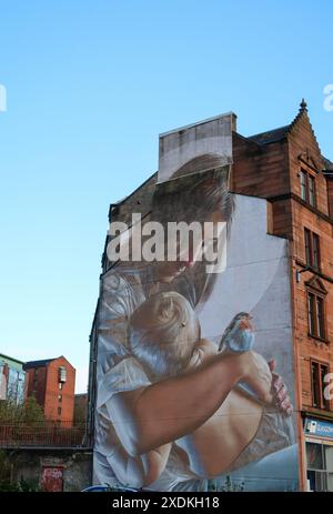 Murale de St Thenue / Enoch (mère de St Mungo) berçant sa bien-aimée St Kentigern / Mungo à Glasgow, Écosse, décembre 2022 Banque D'Images