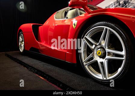 Les voitures Ferrari sont réputées pour leur design élégant, leurs moteurs puissants et leurs performances sans compromis sur piste et sur route. Banque D'Images