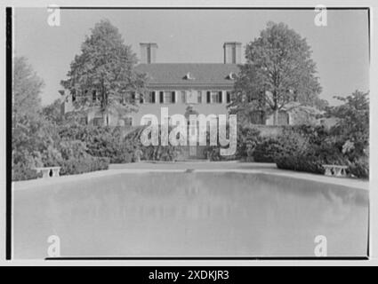 Howard Phipps, résidence à Westbury, long Island. Façade de jardin est de la piscine. Collection Gottscho-Schleisner Banque D'Images