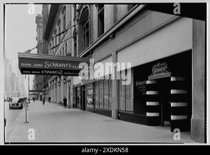 Schrafft's, 220 W. 57e, New York. Trottoir, vue à l'est. Collection Gottscho-Schleisner Banque D'Images