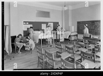 Middlesex County Girls Vocational School, Woodbridge, New Jersey. Cours de soins infirmiers. Collection Gottscho-Schleisner Banque D'Images