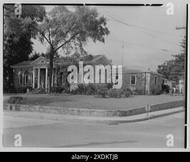 Bibliothèque publique de New Canaan, New Canaan, Connecticut. Vue générale de l'autre côté de la rue. Collection Gottscho-Schleisner Banque D'Images