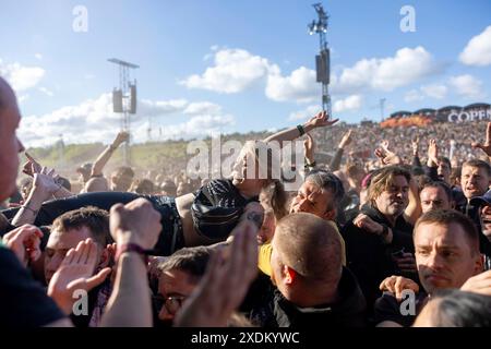 Copenhague, Danemark - 19.6,2024, les festivaliers du crowdsurfing au Festival du métal de Copenhague au Kloverparken Camping Copenhague, Danemark. Le Banque D'Images