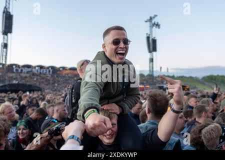 Copenhague, Danemark - 6,2024 : festivaliers sur les épaules au Festival de métal de Copenhague au Kloverparken Camping Copenhague, Danemark. Le Banque D'Images