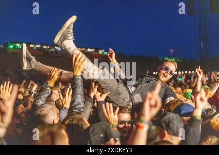 Copenhague, Danemark - 19.6,2024, les festivaliers du crowdsurfing au Festival du métal de Copenhague au Kloverparken Camping Copenhague, Danemark. Le Banque D'Images