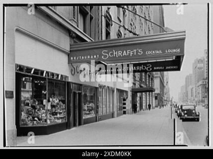 Schrafft's, 220 W. 57e, New York. Trottoir, vue vers l'ouest. Collection Gottscho-Schleisner Banque D'Images