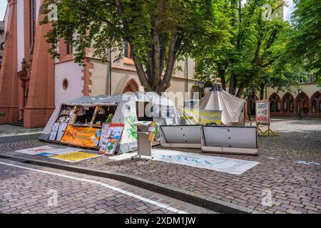 Tente mise en place par des activistes climatiques, appelée camp climatique sur la place de la mairie de Fribourg dans le centre historique de Fribourg im Breisgau Banque D'Images