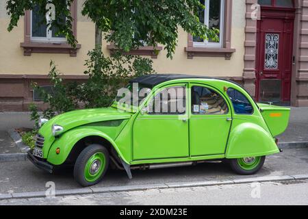 Une Citroën 2CV sur le bord de la route, Bade-Wuertemberg, Allemagne Banque D'Images