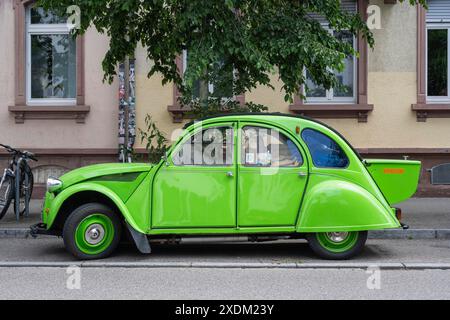 Une Citroën 2CV sur le bord de la route, Bade-Wuertemberg, Allemagne Banque D'Images