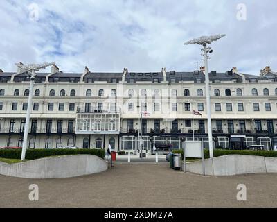 Douvres, Royaume-Uni. 14 juin 2024. Une rangée de maisons sur la promenade de Douvres crédit : Julia Kilian/dpa/Alamy Live News Banque D'Images