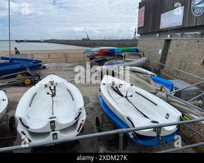 Douvres, Royaume-Uni. 14 juin 2024. Bateaux sur la promenade de Douvres crédit : Julia Kilian/dpa/Alamy Live News Banque D'Images