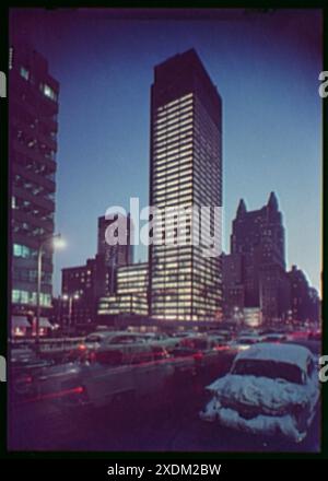 Seagram Building, New York. Prise de vue nocturne. Collection Gottscho-Schleisner Banque D'Images