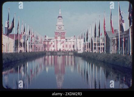 Exposition universelle. Cour des États de l'autre côté de la piscine réfléchissante, vers la réplique de l'Independence Hall de Philadelphie. Collection Gottscho-Schleisner Banque D'Images