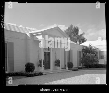 Dr and Mrs. Leon Levy, résidence au 1409 S. Ocean Blvd., Palm Beach. Détail de l'entrée. Collection Gottscho-Schleisner Banque D'Images