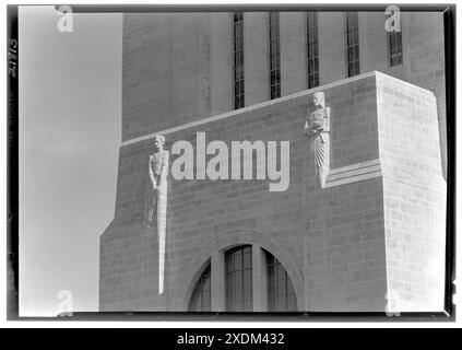 Nebraska State Capitol, Lincoln, Nebraska. Sculptures sur transept de tour nord. Collection Gottscho-Schleisner Banque D'Images