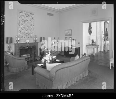 Dr and Mrs. Leon Levy, résidence au 1409 S. Ocean Blvd., Palm Beach. Den. Collection Gottscho-Schleisner Banque D'Images