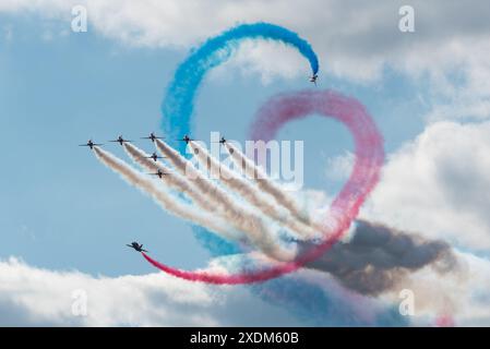 Aérodrome de Sywell, Northamptonshire, Royaume-Uni. 23 juin 2024. Le Sywell Airshow est un nouvel événement sur le calendrier du salon aéronautique et a été conclu par l'équipe d'affichage des flèches rouges de la RAF. Manœuvre de tornade Banque D'Images