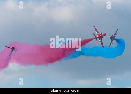 Aérodrome de Sywell, Northamptonshire, Royaume-Uni. 23 juin 2024. Le Sywell Airshow est un nouvel événement sur le calendrier du salon aéronautique et a été conclu par l'équipe d'affichage des flèches rouges de la RAF. Manœuvre de rupture dynamique Banque D'Images