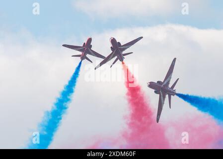 Aérodrome de Sywell, Northamptonshire, Royaume-Uni. 23 juin 2024. Le Sywell Airshow est un nouvel événement sur le calendrier du salon aéronautique et a été conclu par l'équipe d'affichage des flèches rouges de la RAF. Manœuvre de rupture dynamique Banque D'Images