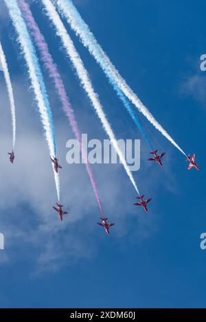 Aérodrome de Sywell, Northamptonshire, Royaume-Uni. 23 juin 2024. Le Sywell Airshow est un nouvel événement sur le calendrier du salon aéronautique et a été conclu par l'équipe d'affichage des flèches rouges de la RAF. Manœuvre de rupture de parasol Banque D'Images