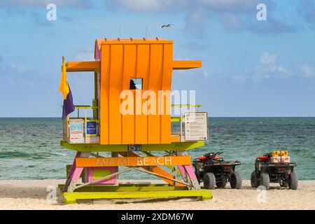 Miami, Floride, États-Unis - 5 décembre 2023 : cabane de sauveteur sur Miami South Beach Banque D'Images