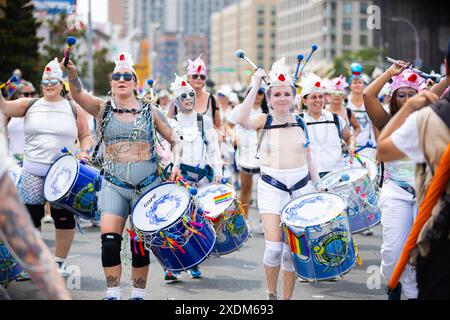 New York, États-Unis. 22 juin 2024. Les membres du groupe Fogo Azul NYC jouent lors de la 42e parade annuelle des sirènes à Coney Island à New York, le 22 juin 2024. Depuis 1983, des centaines de milliers de New-Yorkais et de visiteurs sont venus assister à ce défilé, inspiré des défilés du mardi gras de Coney Island du passé. Semblable aux années passées, cette année a présenté un large éventail de costumes festifs, maquillage, chars, bannières, musique, et bien plus encore. (Photo de Hailstorm Visuals/SIPA USA) crédit : SIPA USA/Alamy Live News Banque D'Images