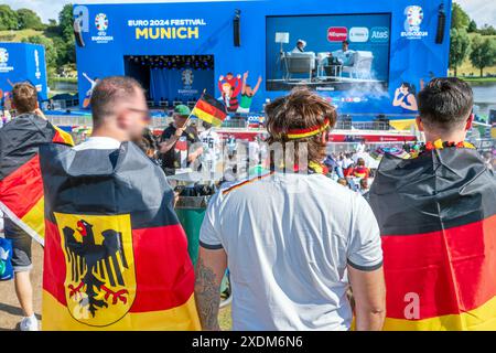 Tolle Stimmung in der Fan zone des Olympiaparks vor dem Spiel Deutschland-Schweiz, public Viewing, München-EM, Fußball, 23. Juni 2024 Deutschland, München, 23. Juni 2024, tolle Stimmung in der Fan zone des Olympiaparks, bestes Sommerwetter, vier Stunden vor dem Spiel Deutschland-Schweiz, fans haben sich in Deutschlandfahnen gehüllt, public Viewing, Fußball-EM, UEFA EURO 2024, Fußball-Europameisterschaft, Fußball, Sport, *** bonne ambiance dans la zone des fans du Parc Olympique avant le match Allemagne Suisse, vue publique, Championnat d'Europe de football, Munich, 23 juin, 2024 Allemagne, Mu Banque D'Images