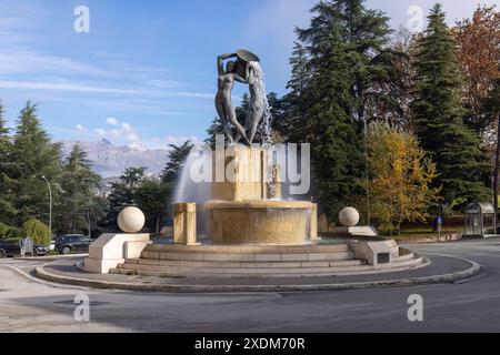 L'Aquila, Italie - 14 novembre 2021 : fontaine monumentale à l'entrée de la ville Banque D'Images