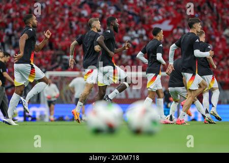 23 juin 2024, Hesse, Francfort/M. : Football : Championnat d'Europe, Suisse - Allemagne, tour préliminaire, groupe A, jour de match 3, Frankfurt Arena, les joueurs allemands s'échauffent. Photo : Christian Charisius/dpa Banque D'Images