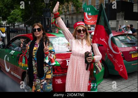 Londres, Royaume-Uni. 23 juin 2024. Geste des manifestants pendant le rallye. Les partisans du parti Tehrik-e-Insaf (PTI) de l'ancien premier ministre Imran Khan manifestent devant le 10 Downing Street pour demander la libération d'Imran Kahn et des travailleurs du PTI emprisonnés. (Photo de David Tramontan/SOPA images/SIPA USA) crédit : SIPA USA/Alamy Live News Banque D'Images