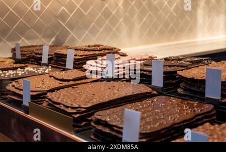 Vienne, Autriche, 18 août 2022. Une vitrine présentant une spécialité locale : le chocolat. Différentes barres empilées par type d'arôme et de saveur. Labo blanc Banque D'Images