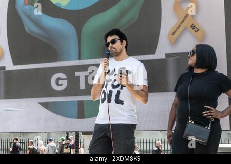 WESTMINSTER, LONDRES - 27 mai 2023 : un manifestant prononce un discours lors d'une manifestation Kill the Bill à Londres Banque D'Images