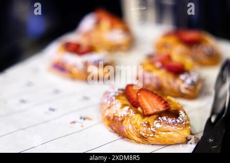 Pâtisserie danoise feuilletée, fraise et miel, menu du restaurant, régime, livre de cuisine recette vue de dessus Banque D'Images