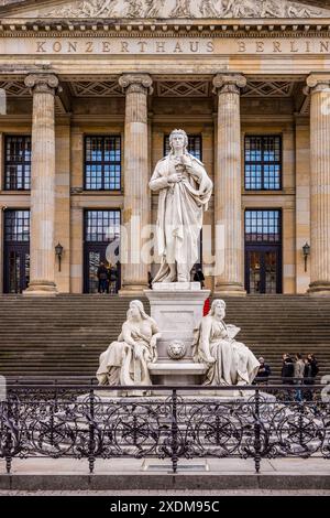 Monument à Schiller devant le Konzerthaus et Deutscher Dom (cathédrale allemande). Gendarmenmarkt (marché des gendarmes) . Berlin, Allemagne, europe. Banque D'Images