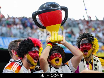 23 juin 2024, Hesse, Francfort/M. : Football : Championnat d'Europe, Suisse - Allemagne, tour préliminaire, groupe A, jour de match 3, Frankfurt Arena, les fans allemands encouragent avec un trophée gonflé. Photo : Christian Charisius/dpa Banque D'Images