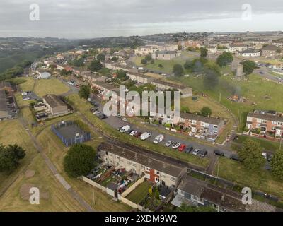 Cork, Irlande, 23 juin 2024. DC 23-6-24 Bonfire Night fait rage dans tout le Northside avec le temps chaud, Cork, Irlande. C'est à nouveau cette période de l'année où la brigade des pompiers de Cork City est inondée d'appels lors de l'une des nuits les plus occupées de leur année. L'événement a des racines dans les vieilles traditions païennes où les feux sont allumés pour accueillir l'été et dire au revoir au printemps, mais l'événement a suscité la controverse au fil des ans car il attire un peu de comportements antisociaux et beaucoup l'utilisent comme une nuit pour brûler les ordures soufflage de pollution dans l'air. E crédit : Damian Coleman/Alamy Live News Banque D'Images