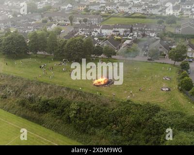 Cork, Irlande, 23 juin 2024. DC 23-6-24 Bonfire Night fait rage dans tout le Northside avec le temps chaud, Cork, Irlande. C'est à nouveau cette période de l'année où la brigade des pompiers de Cork City est inondée d'appels lors de l'une des nuits les plus occupées de leur année. L'événement a des racines dans les vieilles traditions païennes où les feux sont allumés pour accueillir l'été et dire au revoir au printemps, mais l'événement a suscité la controverse au fil des ans car il attire un peu de comportements antisociaux et beaucoup l'utilisent comme une nuit pour brûler les ordures soufflage de pollution dans l'air. E crédit : Damian Coleman/Alamy Live News Banque D'Images