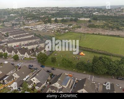 Cork, Irlande, 23 juin 2024. DC 23-6-24 Bonfire Night fait rage dans tout le Northside avec le temps chaud, Cork, Irlande. C'est à nouveau cette période de l'année où la brigade des pompiers de Cork City est inondée d'appels lors de l'une des nuits les plus occupées de leur année. L'événement a des racines dans les vieilles traditions païennes où les feux sont allumés pour accueillir l'été et dire au revoir au printemps, mais l'événement a suscité la controverse au fil des ans car il attire un peu de comportements antisociaux et beaucoup l'utilisent comme une nuit pour brûler les ordures soufflage de pollution dans l'air. E crédit : Damian Coleman/Alamy Live News Banque D'Images